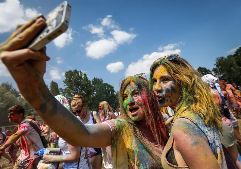 Dos chicas participantes de un festival se hacen un selfi.  /  Foto: EFE