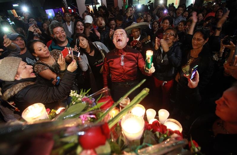 Decenas de admiradores y músicos se acercaron a la funeraria de Los Ángeles donde descansan los restos del cantante mexicano Juan Gabriel, fallecido este domingo, para despedir al "Divo de Juárez" antes de que sus restos sean trasladados a su país.  / EFE