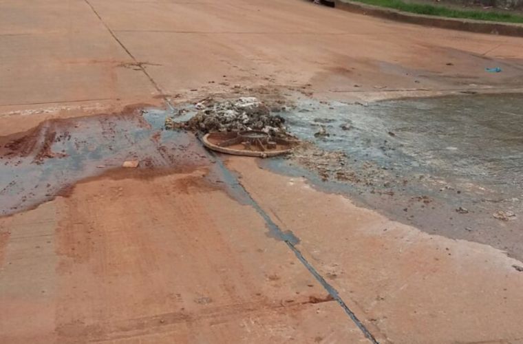 Esta es la situación que viven desde hace 6 días los residentes de la barriada Monte Vista, en Nuevo Chorrillo. El desborde de aguas servidas los tiene de vuelta y media. Foto Cortesía.
