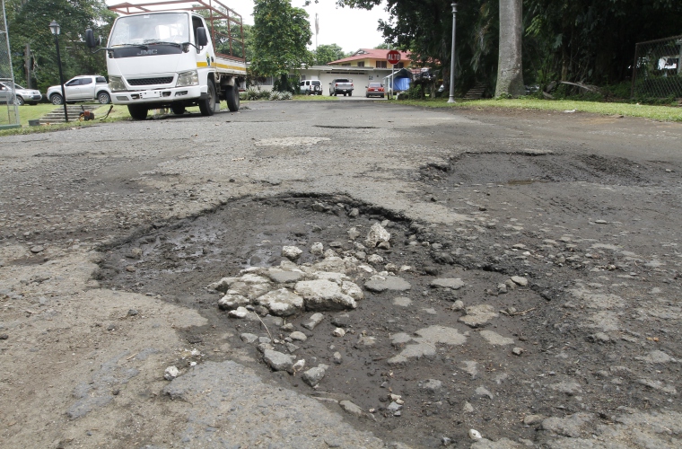 Denuncian que la calle José Sacrovir Mendoza, en Diablo, se encuentra totalmente deteriorada y las autoridades no hacen nada por repararla. Sus moradores exigen que no solamente reparen esta calle, sino todas las que rodean esta comunidad. Foto Edwards Santos Crítica