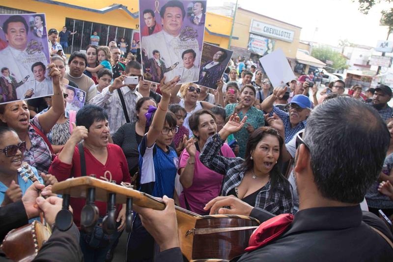 Seguidores del fallecido artista mexicano Juan Gabriel cantan como homenaje.  /  Foto: EFE