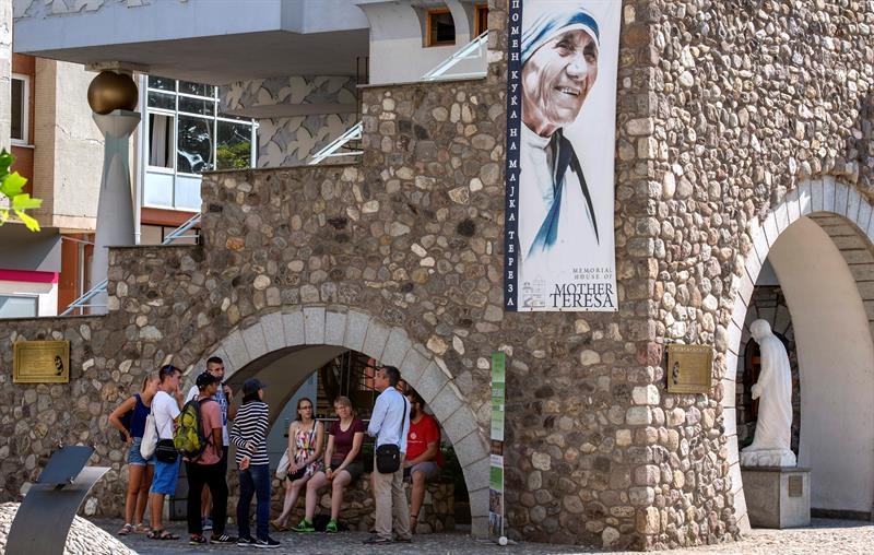 Turistas escuchan las explicaciones de un guía turístico hoy en la Casa memorial de la Madre Teresa de Calcuta en Skopje (Macedonia).  /  Foto: EFE