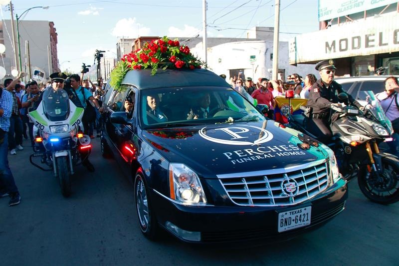 Una eufórica multitud recibió las cenizas de Juan Gabriel,  en Ciudad Juárez (México).  /  Foto: EFE