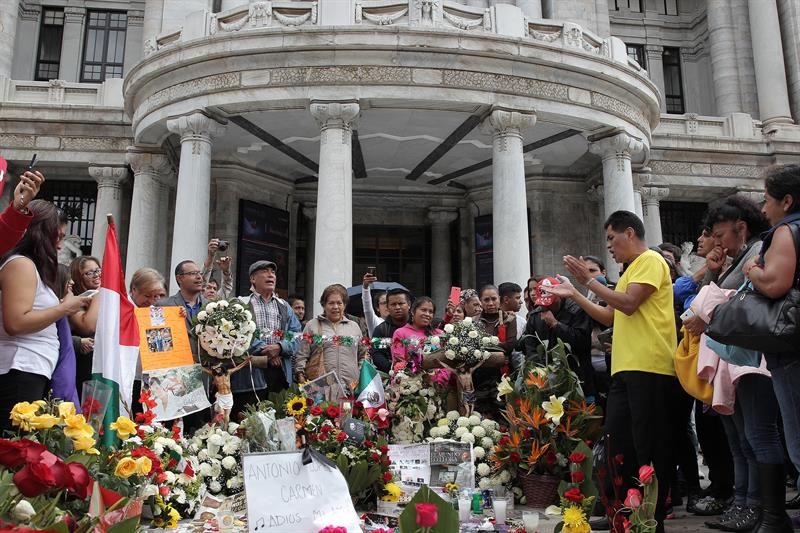Admiradores del cantautor mexicano fallecido el pasado 28 de agosto, Juan Gabriel, colocan flores y velas, en el Palacio de Bellas Artes en Ciudad de México (México). /  Foto: EFE 