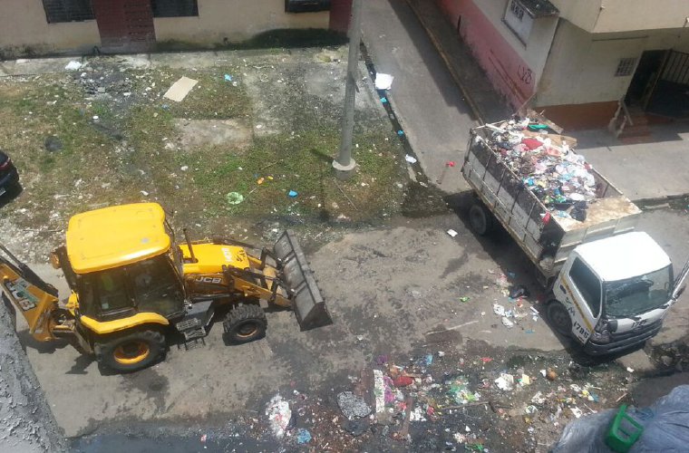 Residentes del edificio San Ramón en Calidonia agradecen a las cuadrillas de la Autoridad de Aseo Urbano y Domiciliario que, luego de una denuncia en las redes sociales, procedieron a limpiar el área donde se había formado un pataconcito debido a la falta de recolección de la basura. Foto Cortesía