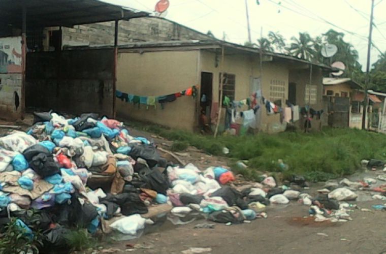   Reportan que en la barriada Santa Isabel, en Pedregal, hay un problema de aguas negras en las calles principales de este sector.  Foto Cortesía