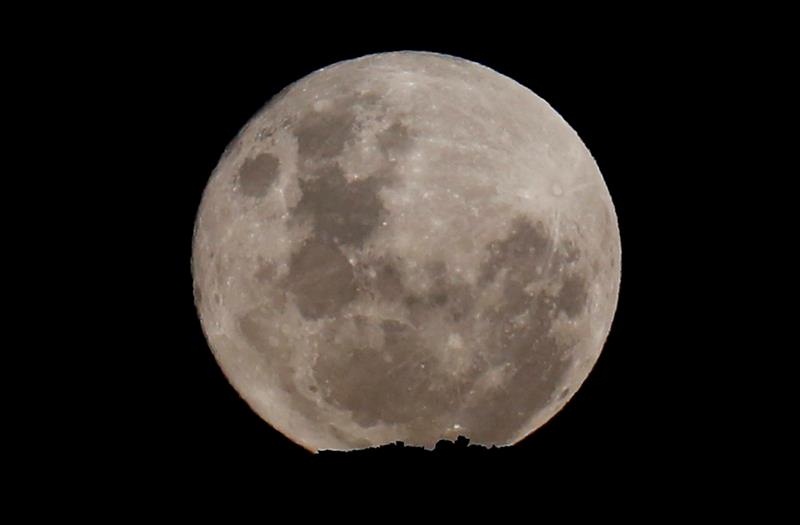 Se examinaron siete muestras de rocas logradas en diferentes misiones lunares y compararon sus ratios de isótopos de potasio con ocho rocas representativas del manto terrestre.  /  Foto: EFE