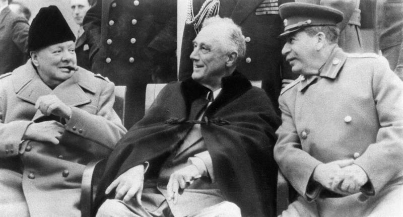 El primer ministro británico Winston Churchill; el presidente de los Estados Unidos, Franklin D. Roosevel, y el líder soviético Josef Stalin, de izda a dcha.  /  Foto: EFE Archivo