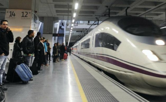 Los pasajeros llegaron a su destino de madrugada, con varias horas de retraso.  /  Foto: EFE Archivo