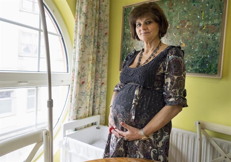 La médica lucense Lina Álvarez, de 62 años, que va a ser madre veinte años después de haber pasado por la menopausia.  /  Foto: EFE