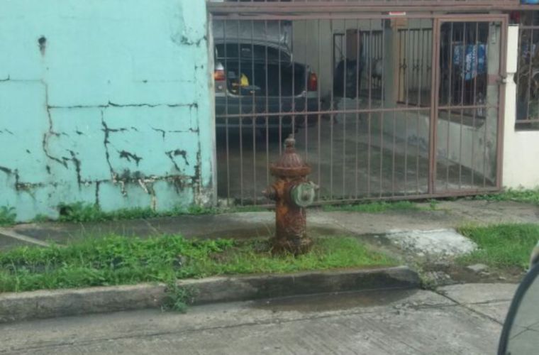 Se quejan de que hay un hidrante botando gran cantidad de agua a diestra y siniestra en la barriada San Cristóbal, Río Abajo, calle 16, entre las casas con las letras O y Q. Piden a las cuadrillas del Idaan que resuelvan este caso y los demás que existen en la barriada.