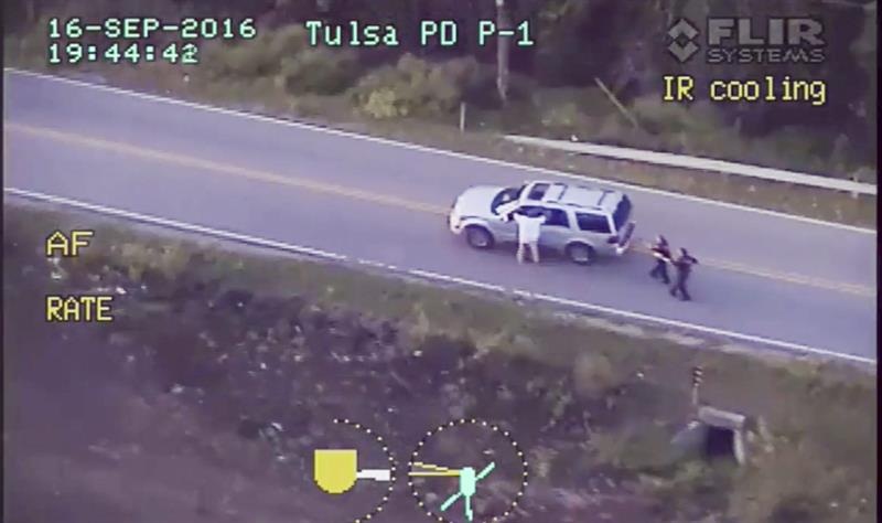 Imagen de una captura de vídeo facilitada por el Departamento de Policía de Tulsa que muestra a Terence Crutcher.  /  EFE