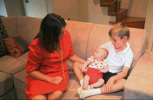  Sarah Gray con su hijo Callum, 6, y su pequeña hija Jocelyn en su casa de Washington. gemelo idéntico de Callum Thomas murió de un defecto de nacimiento cuando tenía sólo 6 días de edad.  /  Foto: AP