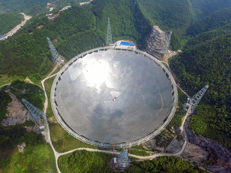 Posee una bandeja de 500 metros de diámetro, con el que espera contribuir a la investigación de los misterios del universo. /  Foto: EFE