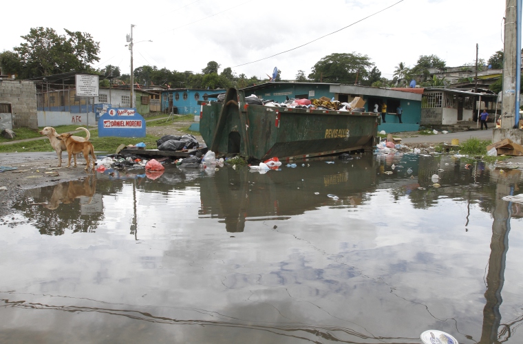 Moradores de Mano de Piedra en San Miguelito denuncian que las autoridades del distrito no les hacen caso ante el problema de aguas negras y basura que se acumula cerca del comisariato de la comunidad. Foto Edwards Santos Crítica 