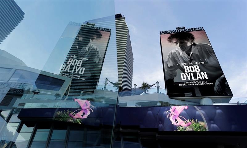 Vista de una marquesina con la imagen y el nombre del cantautor y poeta estadounidense Bob Dylan en el hotel Cosmopolitan de Las Vegas, Nevada.  /  Foto: EFE