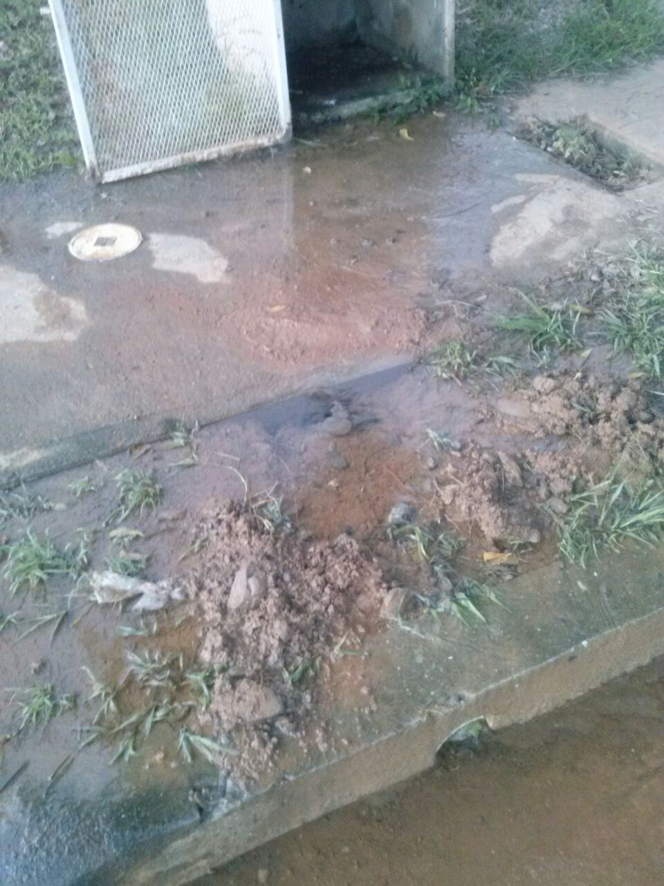 La tubería esta rota.  /  Foto: WhatsAppCri