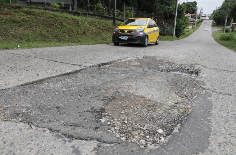 Moradores de Alcalde Díaz denuncian que muy cerca de la junta comunal, la calle poco a poco se está deteriorando, afectando los vehículos que transitan por el área. Foto Edwards Santos Crítica