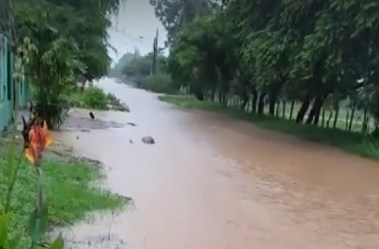 Calle de Agua Blanca, corregimiento de El Roble, Aguadulce, se convierte en un río cuando llueve. 