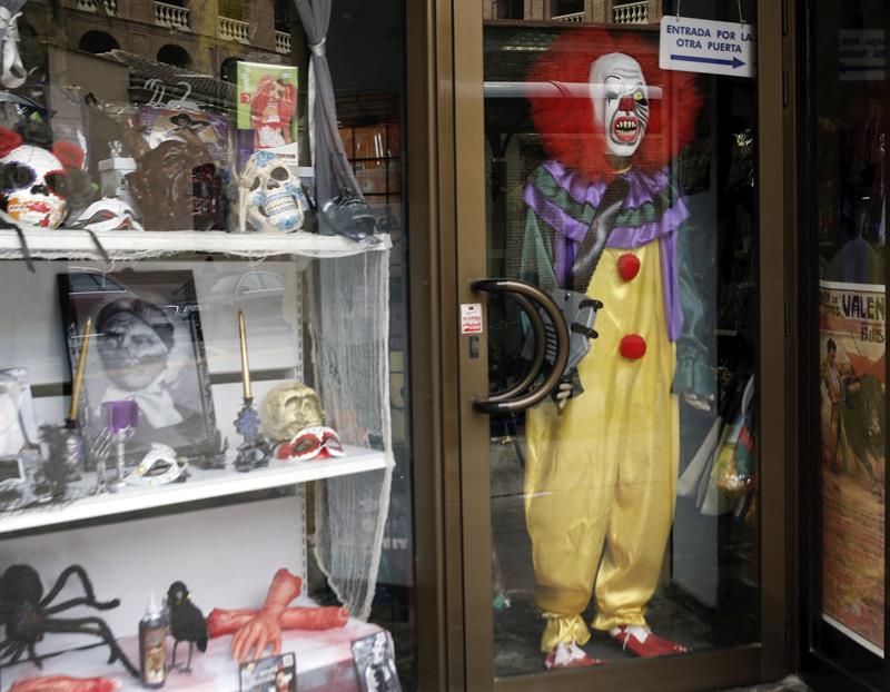 La policía también condena también los llamamientos al empleo de la violencia contra los payasos diabólicos.  /  Foto: EFE
