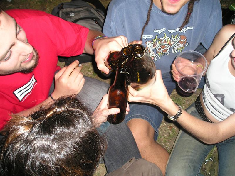 Se considera alcohol en exceso si un hombre consume cinco o más bebidas durante un lapso de dos horas o si una mujer toma cuatro o más.  /  Foto: EFE