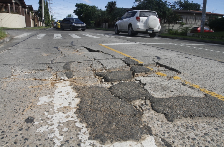 Residentes de Brisas del Golf en San Miguelito reportan que las cuadrillas del Ministerio de Obras Públicas aún no han iniciado la reparación de la vía principal de esta comunidad. Foto Edwards Santos Crítica