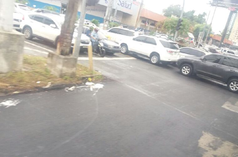 Se quejan que en cruce desde Carrasquilla hacia Vista Hermosa, diagonal al cuartel del Benemérito Cuerpo de Bomberos de Panamá, constantemente conductores inconscientes bloquean la vía y hasta se pasan la luz cuando está en rojo. Foto Cortesía