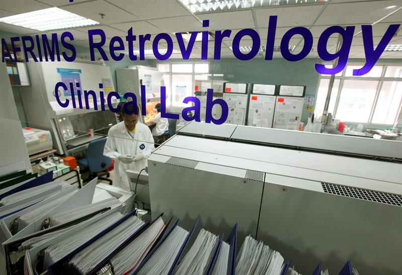 Un técnico trabaja en el laboratorio del Instituto Médico-Científico de las Fuerzas Armadas en Bangkok, Tailandia. EFE/Archivo