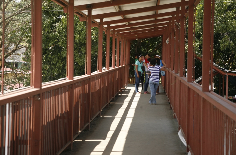 Reportan que el paso peatonal ubicado frente a la comunidad de Ojo de Agua, en San Miguelito, se encuentra en total abandono. 