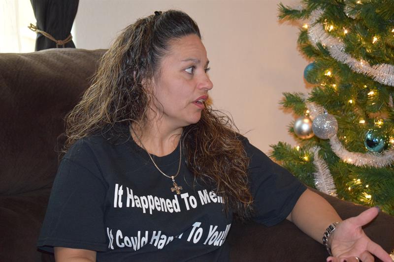 Elizabeth Ramírez viste una camiseta con la frase "Si esto me pasó a mi...podría pasarte a ti!" mientras habla con EFE, tras pasar casi 17 años en prisión siendo inocente, acusada de agresión sexual a dos niñas junto a tres amigas en los años noventa. EFE