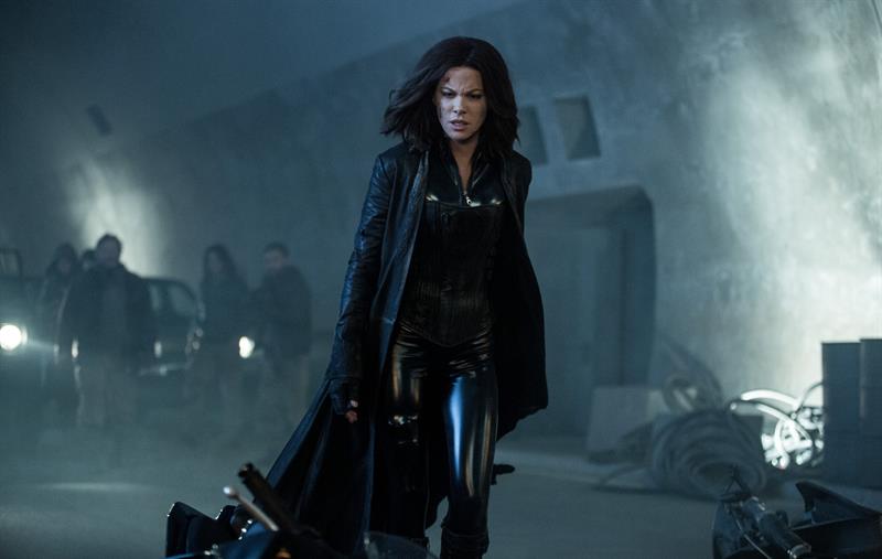 Fotograma cedido en donde aparece la actriz británica Kate Beckinsale en el papel de Selene en "Blood Wars", la quinta entrega de la saga "Underworld". EFE/Sony Pictures
