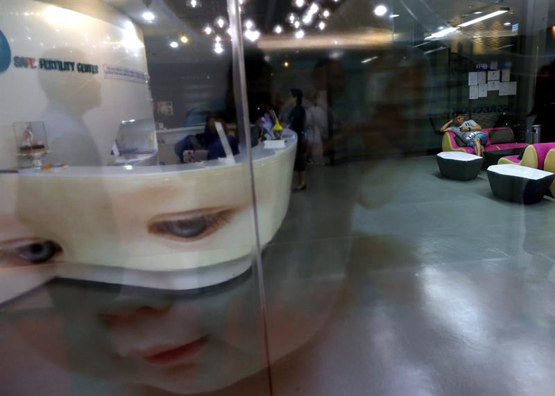 Clientes y empleados en una clínica de fertilidad que ofrece la fecundación in vitro (IVF) en Bangkok (Tailandia). EFE/Archivo