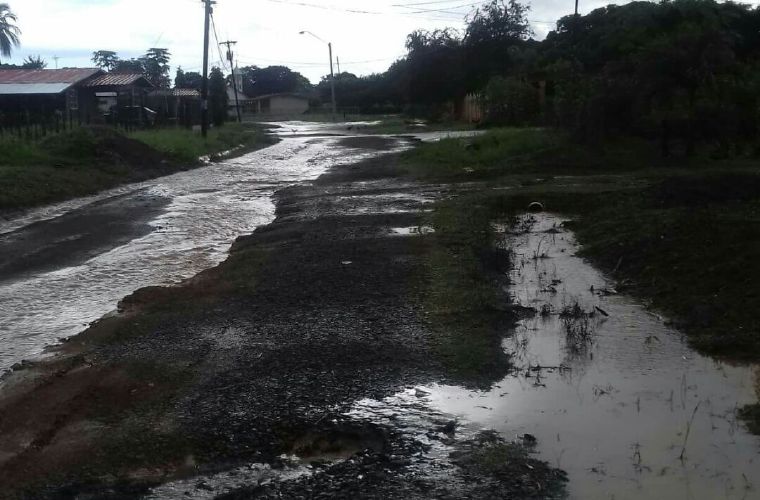 Esto no es Venecia, ni los lagos de las camarones, ni mucho menos los canales de riego del Ingenio Santa Rosa. Son las calles de El Roble de Aguadulce, que cada vez que llueve quedan inundadas y estas imágenes muestran un lugar que está a menos de 700 metros de la residencia del representante del la comunidad y eso que es su segundo periodo en el puesto. 