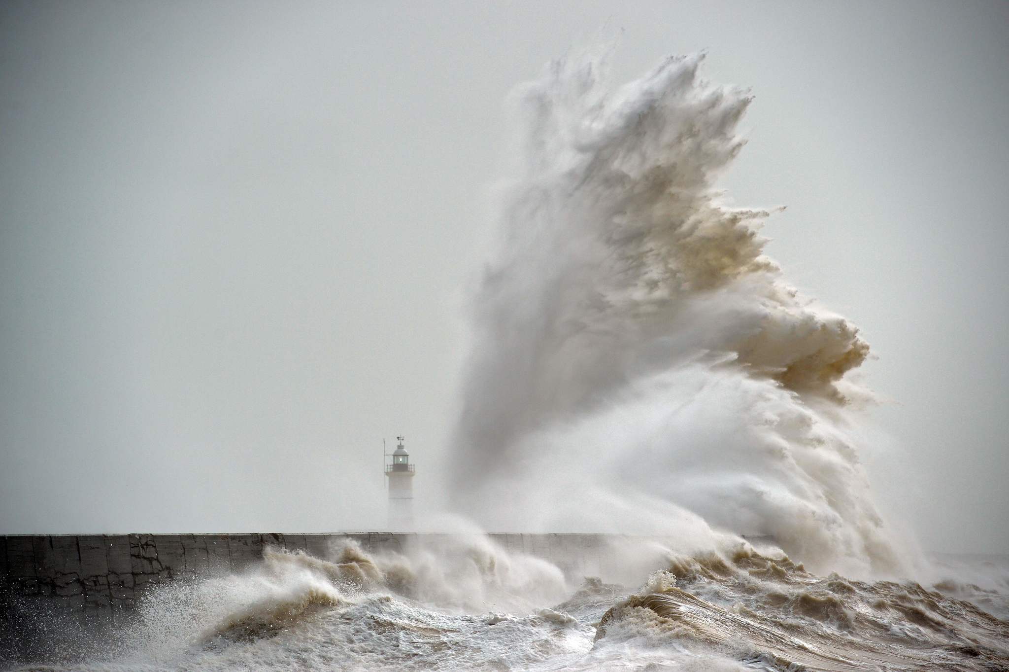 Las olas se estrellan sobre el faro de Newhaven en la costa sur de Inglaterra. AFP