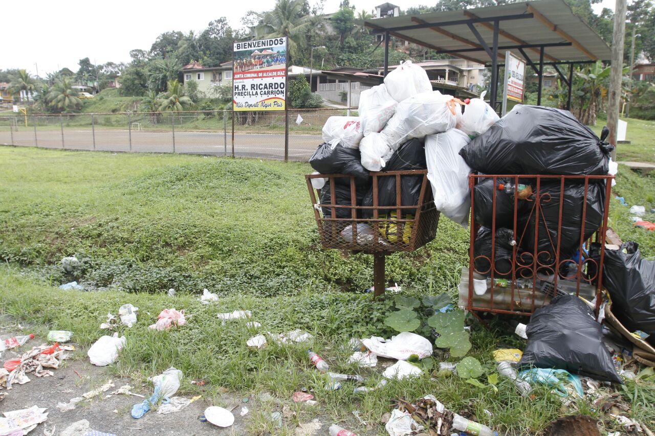 Hay basura regada afuera de los tinacos.  /  Foto: Edwards Santos