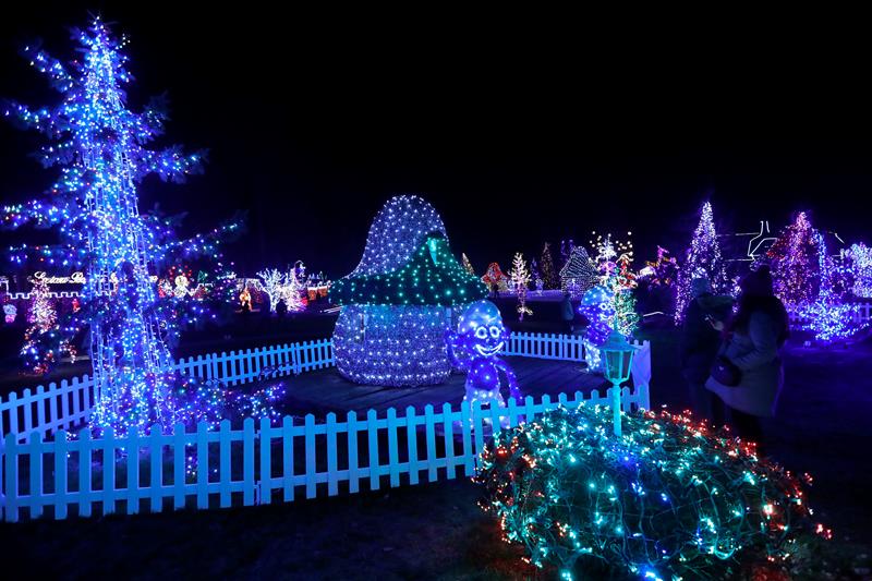 auténtico parque de atracciones creado por Zlatko Salaj en su finca, a una hora de viaje en coche desde la capital croata, en Grabovnica, cerca de Cazma, hoy 17 de diciembre de 2016. EFE Un sueño infantil convertido en un parque navideño con dos millones 
