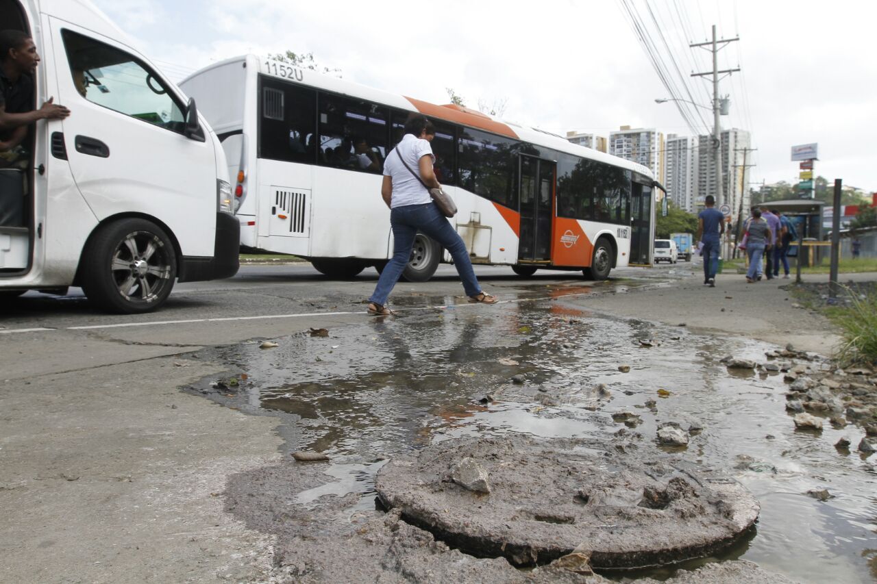 Estudiantes deben brincar sobre el agua servida para transitar por el lugar. /  Foto: Edwards Santos