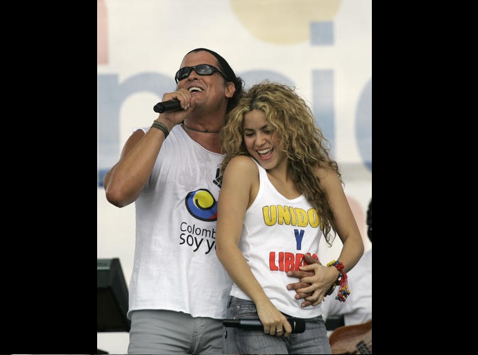 En la imagen los cantantes colombianos Shakira, a la derecha, y Carlos Vives se presentan durante un "concierto por la paz", parte de las celebraciones del Día de la Independencia en Leticia, Colombia.  /  Foto: AP