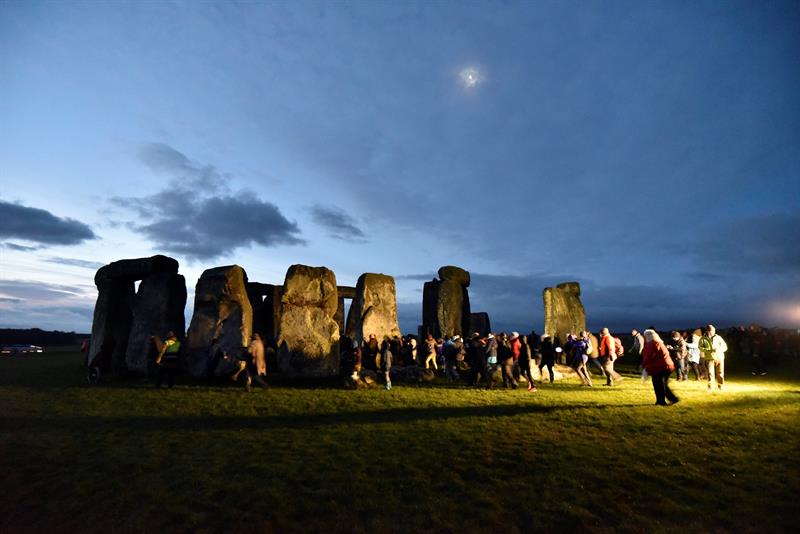Centenares de personas se congregan en el conjunto megalítico de Stonehenge, situado en el suroeste de Inglaterra, Reino Unido, para celebrar el solsticio de invierno. EFE