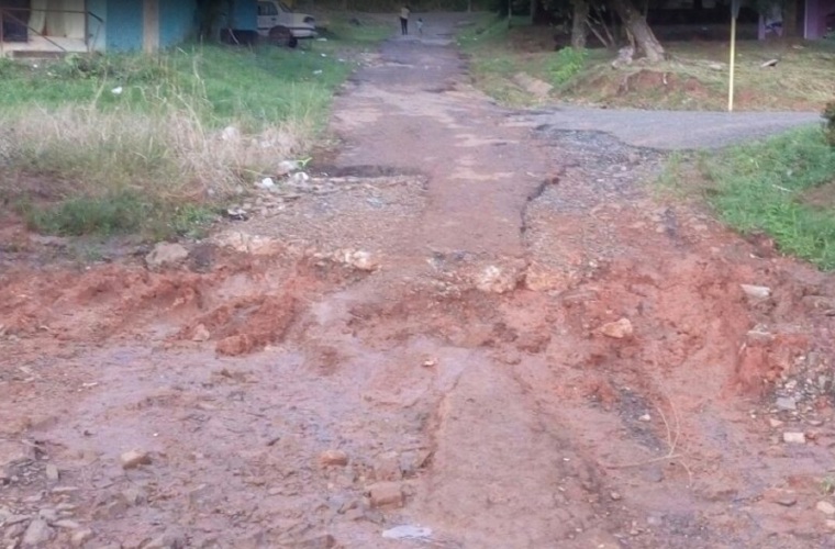 Residentes de la barriada Burunga 2,000 en Arraiján solicitan a las autoridades que reparen la calle Bella Brisa ya que la misma se encuentra intransitable tanto para vehículos como para peatones.