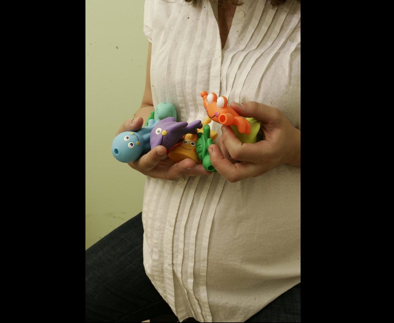 Una mujer embarazada con juguetes en las manos. EFE/Archivo