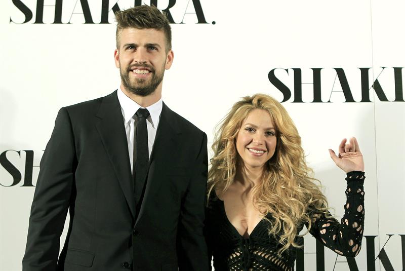 La cantante colombiana, Shakira, acompañada por su pareja, el futbolista del FC Barcelona, Gerard Piqué. EFE/Archivo