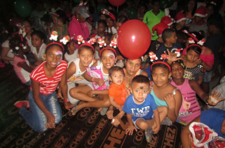 Para las niñas y niños de Pueblo Nuevo, quienes este año recibieron de la Junta Comunal un regalo y su fiesta de Navidad denominada “Juntos Celebremos la Navidad”. El objetivo se logró: los niños estaban felices con su fiesta; con los regalos que recibieron. Hubo payasos, música y juegos divertidos.
