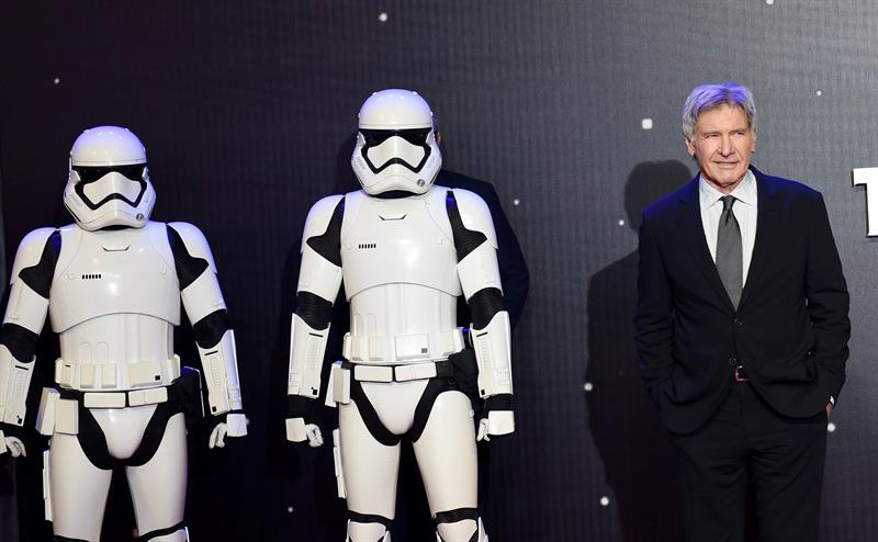 El actor estadounidenses Harrison Ford (d) posa junto a soldados imperiales en la alfombra roja en el prestreno de Star Wars en Leicester square en Londres, Reino Unido. EFE/Archivo