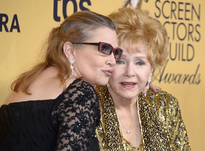 La actriz estadounidense, Debbie Reynolds (d), junto a su hija, la recientemente fallecida actriz Carrie Fisher. EFE/Archivo