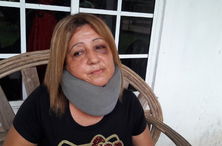 Para la madre de familia en Veraguas que golpeó brutalmente a una docente por un fracaso de su hijo. Esto es totalmente inaceptable, y esta señora debe ser llevada ante la justicia por agresión. Sin importar cuáles sean las causas detrás del fracaso, actuar de esta forma salvaje debe ser castigado.