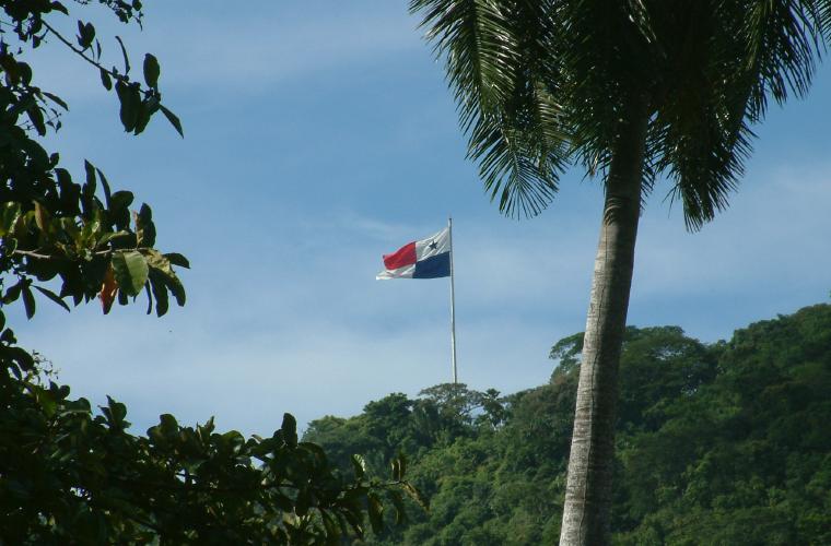 Para los turistas extranjeros y nacionales. El Ministerio de Economía y Finanzas (MEF) informa que las visitas a la cima del cerro Ancón, donde flamea la bandera más simbólica del país, sufre restricciones, debido a las sugerencias formuladas por expertos del Sinaproc. Luego de las lluvias recientes, la zona ha quedado inestable.