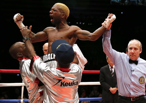 El campeón panameño Jezreel Corrales celebra al ser declarado ganador por el árbitro en su pelea por el título de boxeo super peso pluma de la AMB contra el retador japonés Takashi Uchiyama en Tokio.  /  Foto: AP