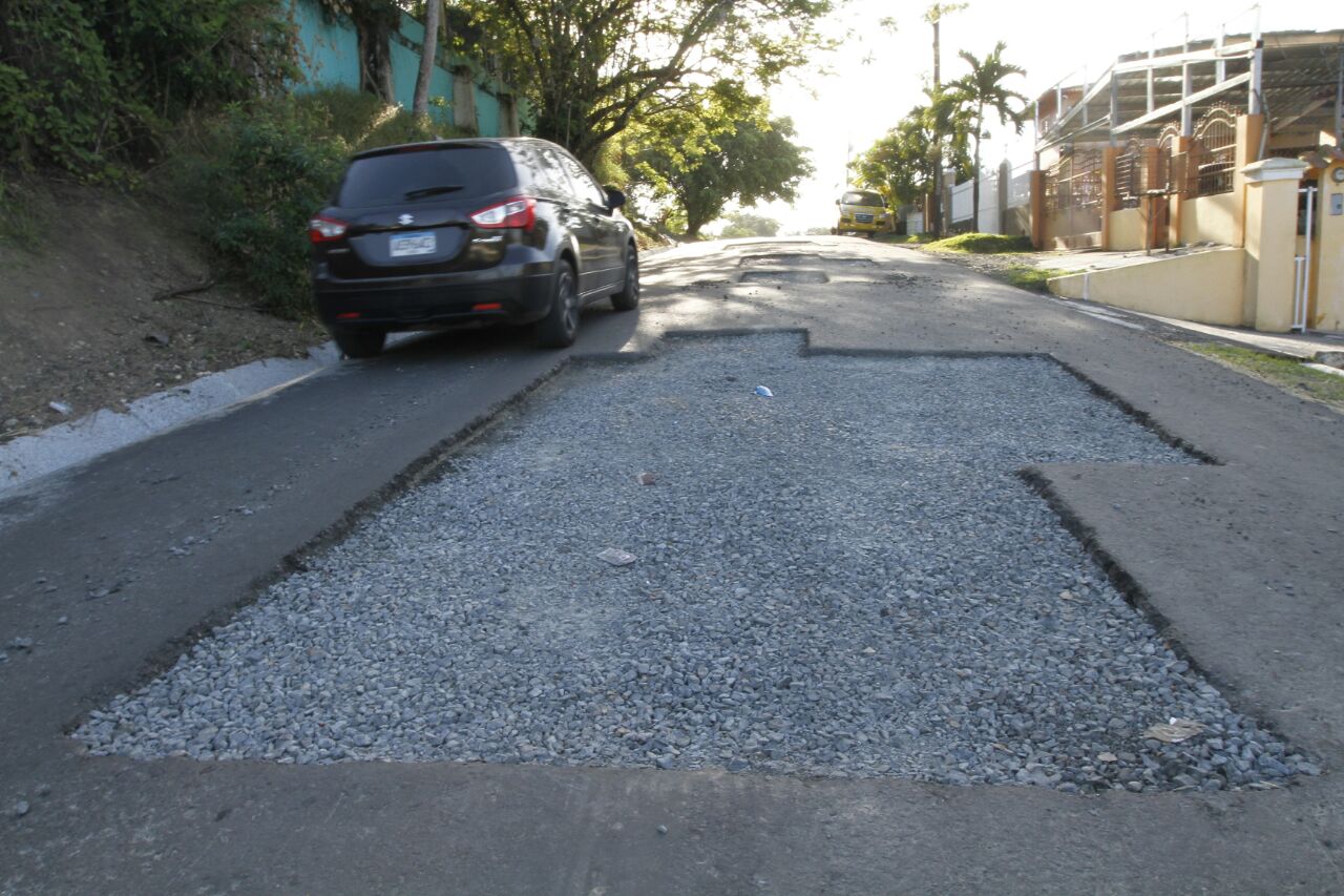Los conductores deben ingeniárselas para transitar por la vía.  Foto: Edwards  Santos