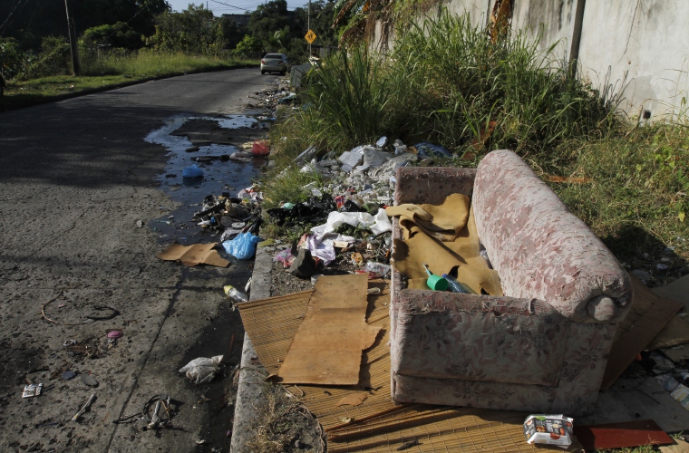 Moradores de la comunidad de Paraíso en San Miguelito exigen a las autoridades alcaldicias que busquen una solución para evitar que personas ajenas a la comunidad sigan tirando basura en un paraje solitario que existe en este sector. Desde juegos de mesa hasta sillones podemos encontrar diariamente en este lugar.  Foto Edwards Santos